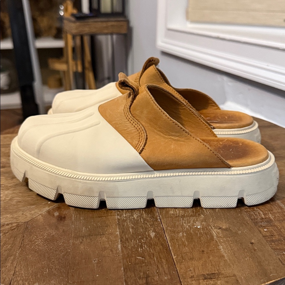 Sorel Two-Tone Tan and Cream Mule Clogs - Picture 14 of 16